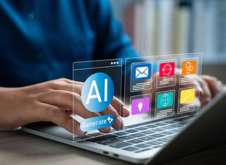 Principiante en inversión cripto explorando las bases de la operación automática con IA